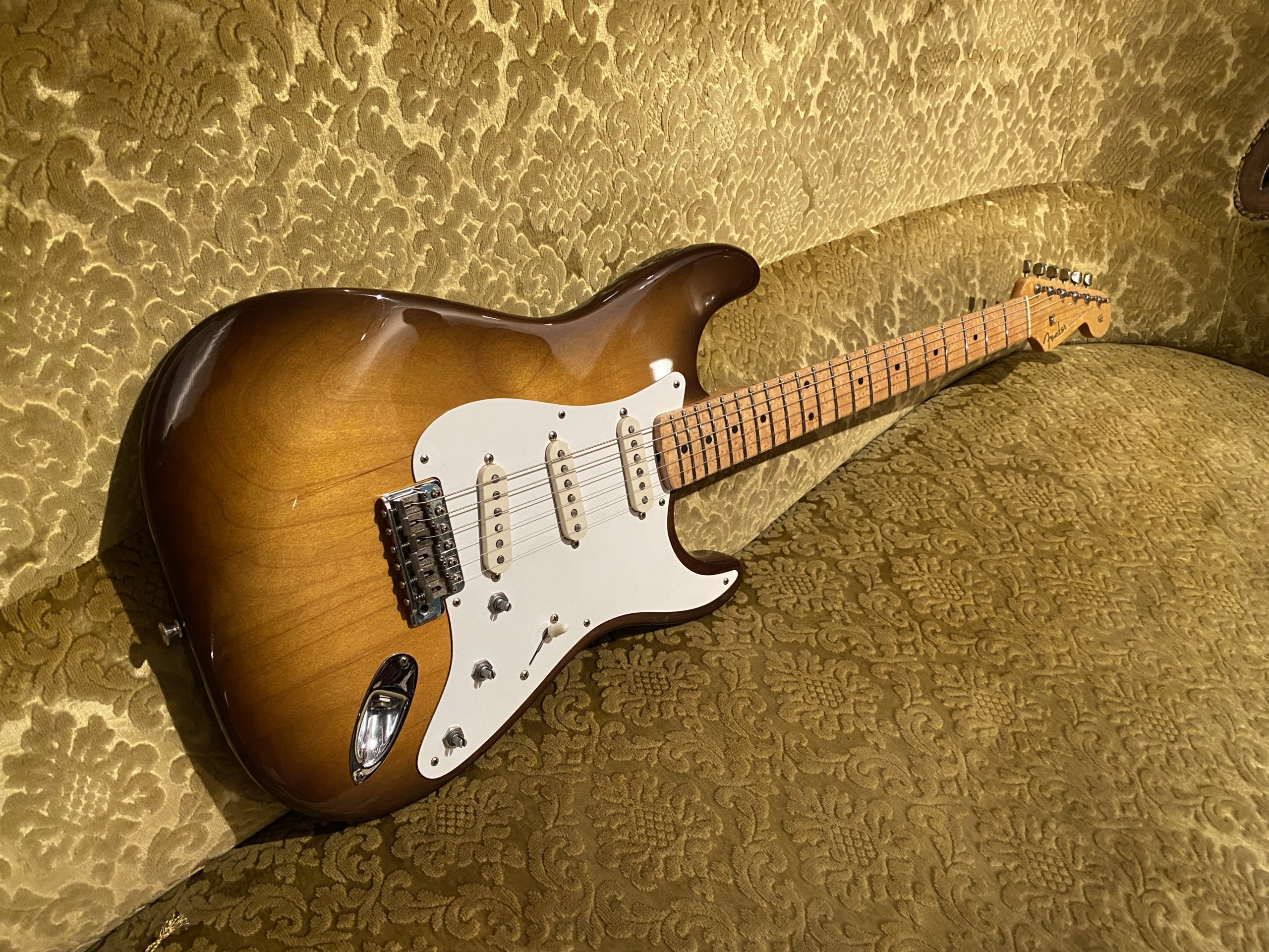 Nouveau vernis d'une guitare Fender Stratocaster Nouveau vernis d'une guitare Fender Stratocaster
