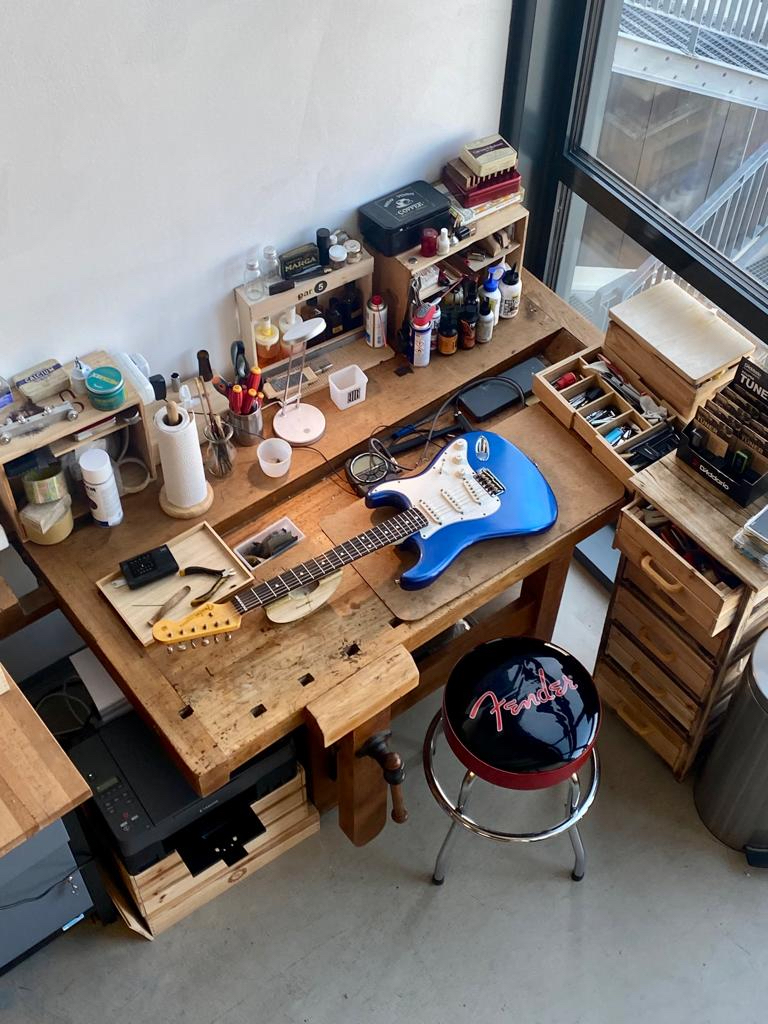 Ajustage et réglage fin d'une guitare électrique