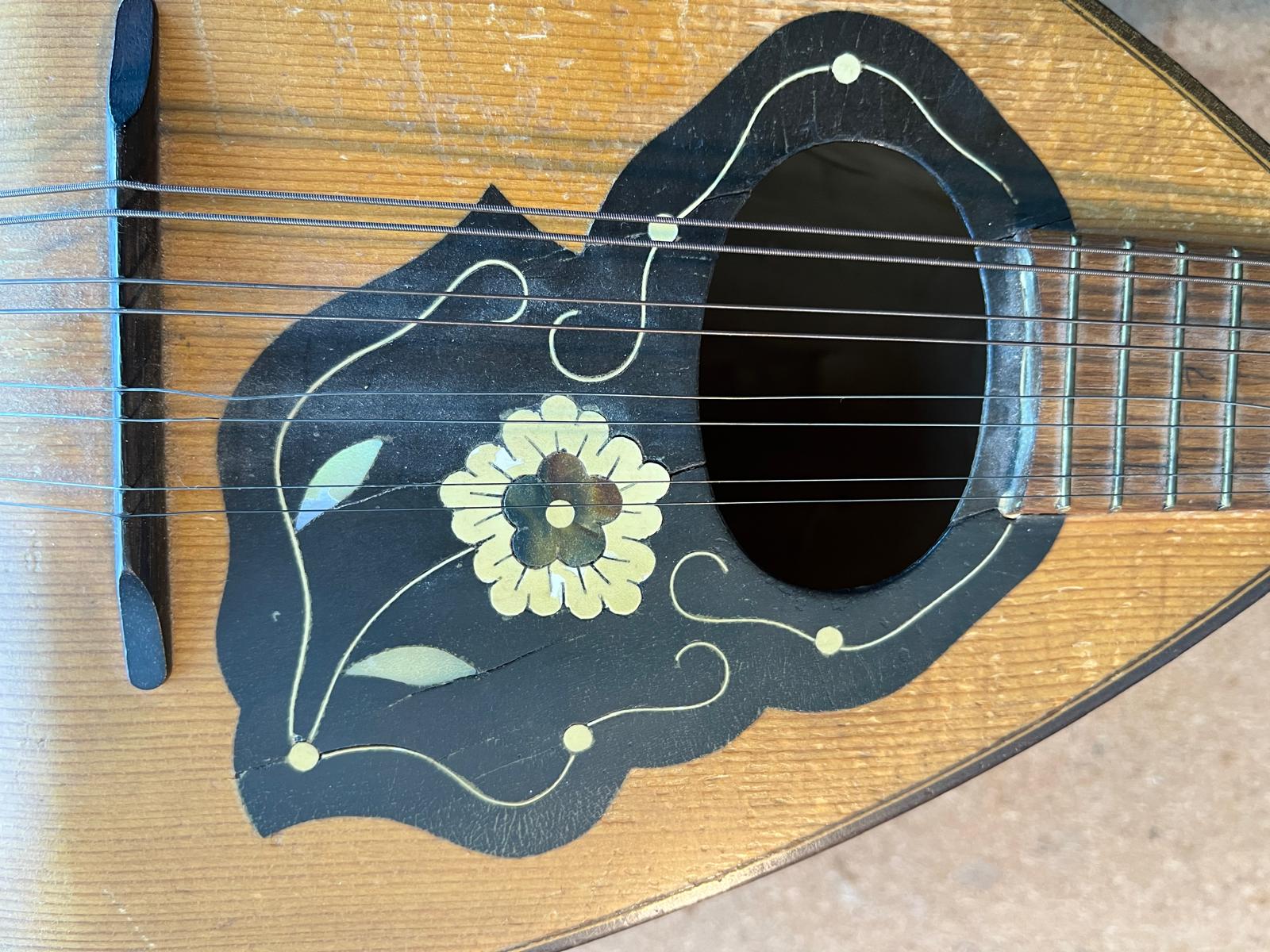 Guitare Box - table de mandoline avant restauration Guitare Box - table de mandoline avant restauration